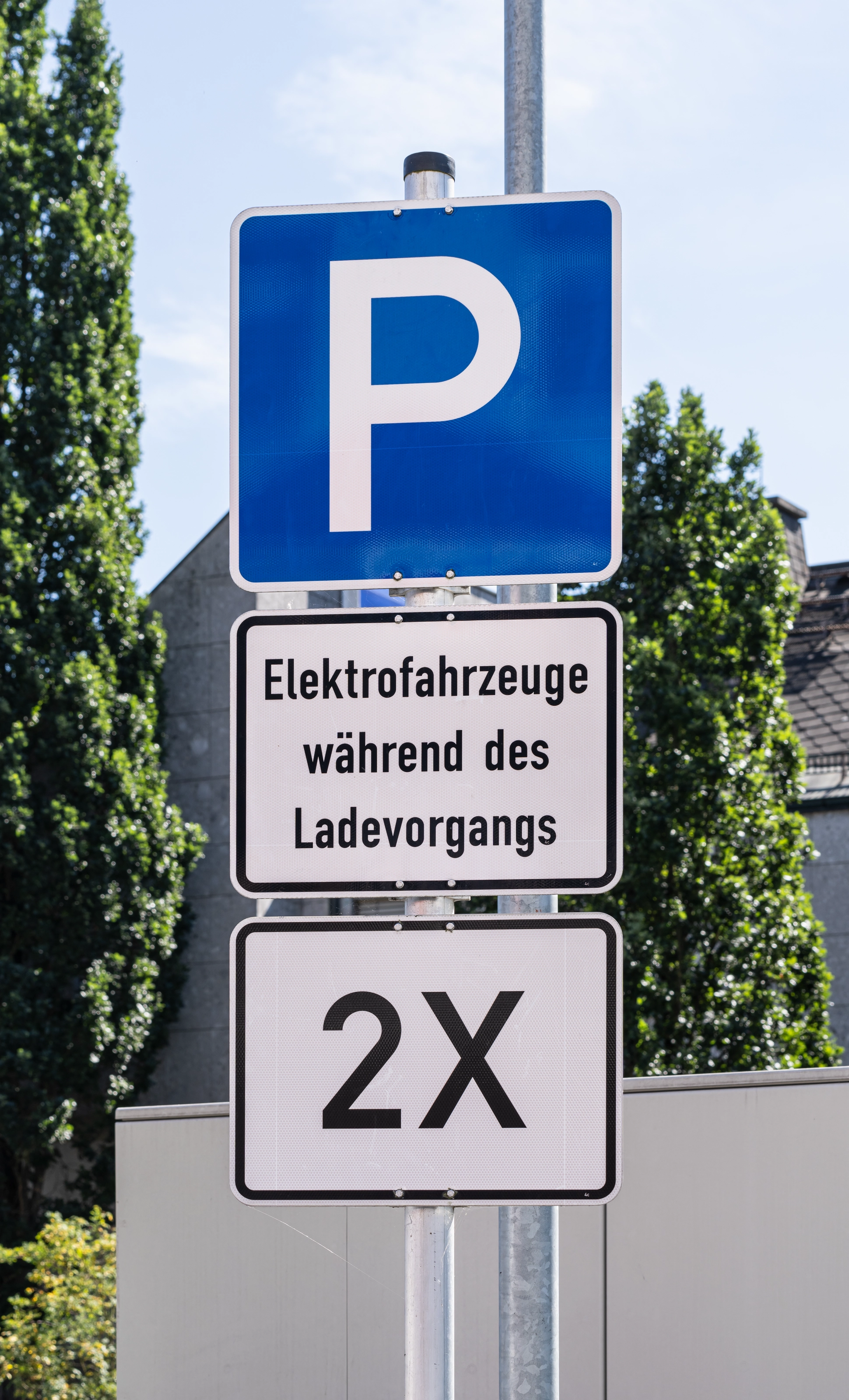 Parkplatzschild mit Zusatzzeichen „Elektrofahrzeuge während des Ladevorgangs“ und „2X“