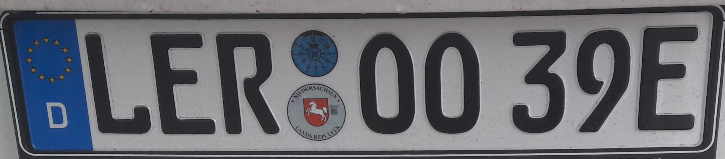 Deutsches E-Kennzeichen LER 00 39E mit EU-Band, HU-Plakette und Siegel des Landkreises Leer