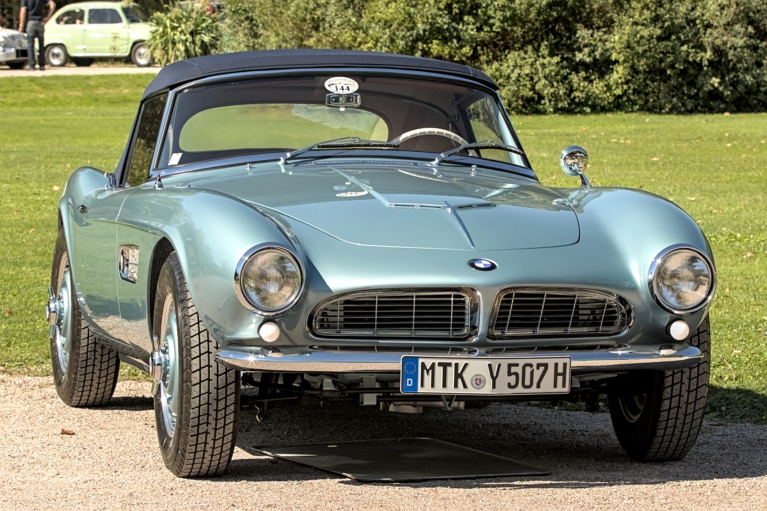 Hellblauer BMW 507 Roadster von vorn mit dem H-Kennzeichen MTK-Y 507H