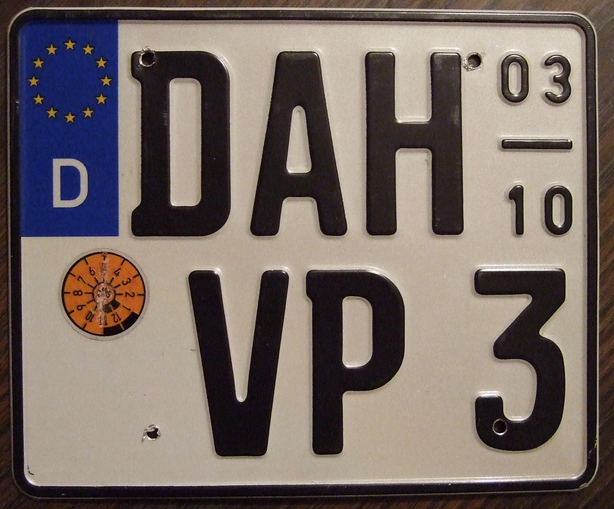 Zweizeiliges deutsches Motorrad-Saisonkennzeichen DAH VP 3 mit EU-Band, Plakette und der Monatsangabe 03 über 10 am rechten Rand