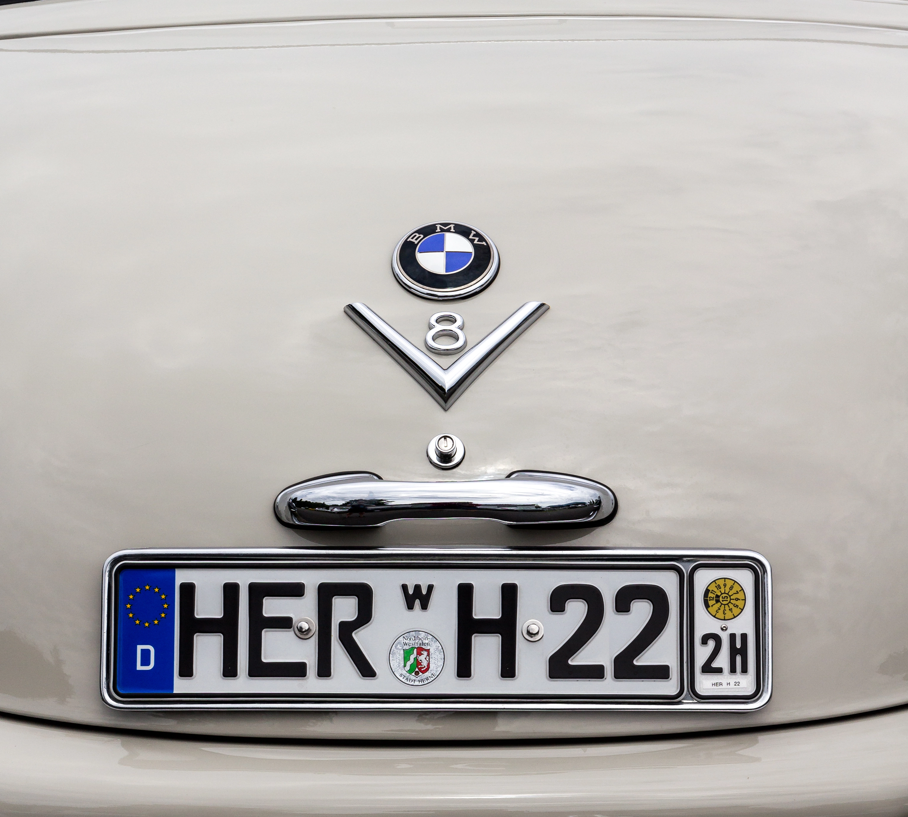 Heck eines BMW 502 V8 (Oldtimer) mit deutschem Kfz-Kennzeichen aus Herne, darüber Chromgriff und V8-Emblem