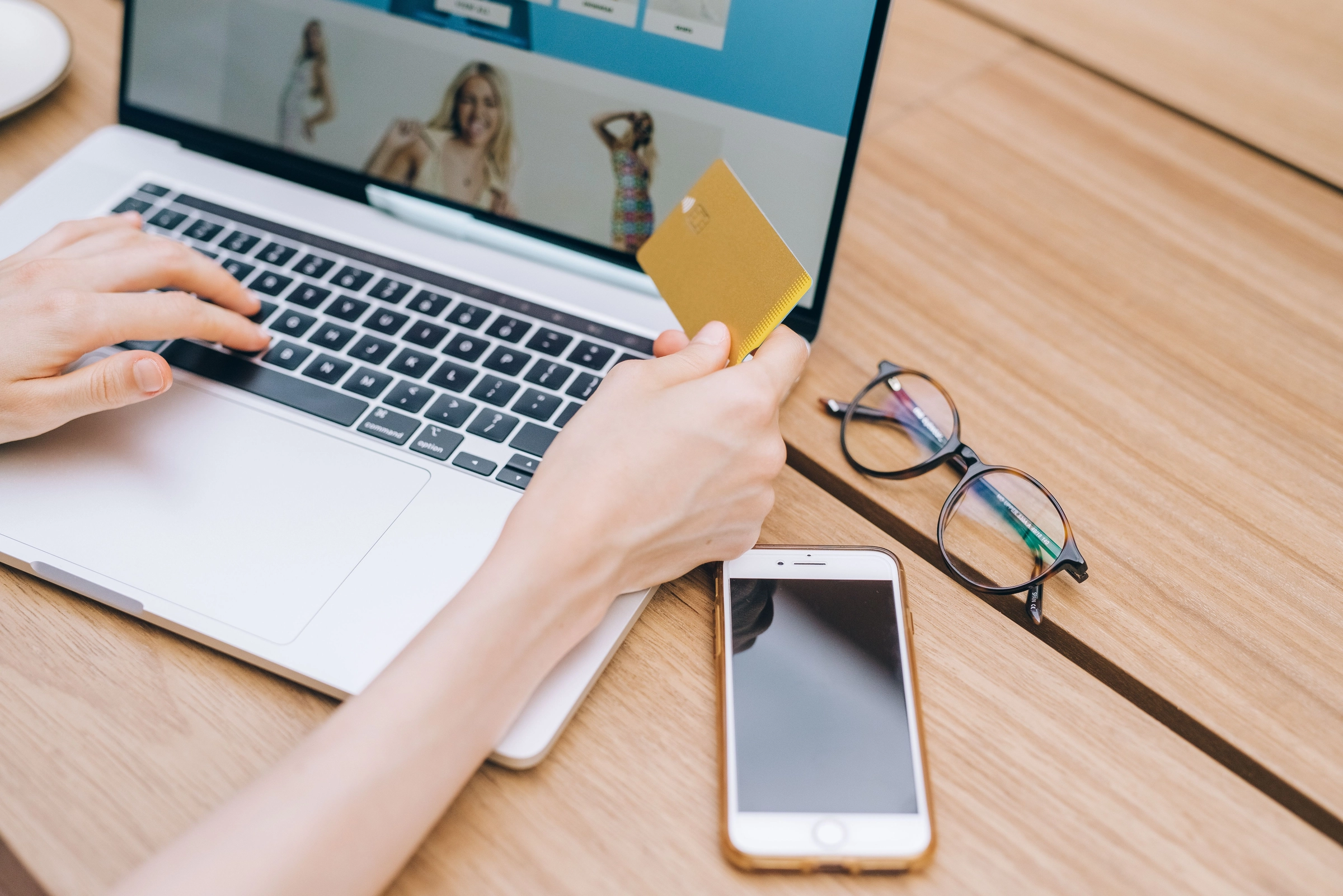 Online-Bestellung am Laptop mit Karte und Smartphone